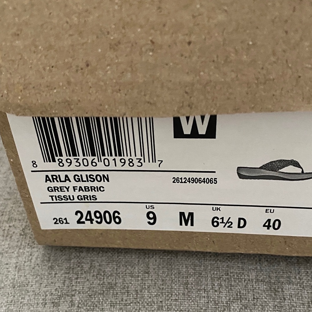 Clarks Cloudsteppers Gray Knotted Fabric Thong Sandals - Picture 2 of 3